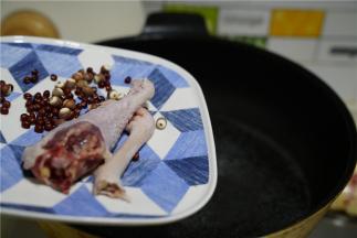 锅里加水，将鸡腿先下锅焯洗一下备用。
