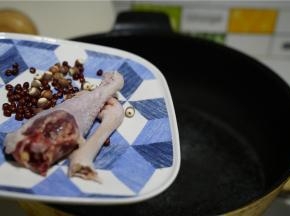 锅里加水，将鸡腿先下锅焯洗一下备用。