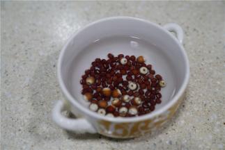 芡实及红豆要提前半小时泡洗备用。