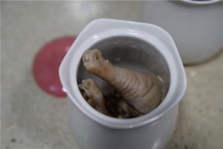 将处理好的所有食材入炖盅里。