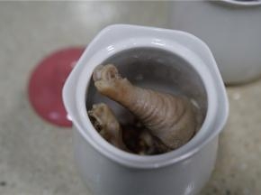 将处理好的所有食材入炖盅里。