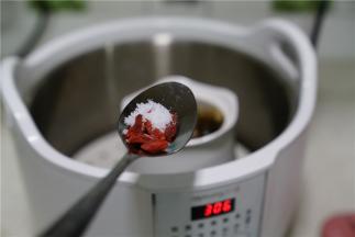 炖好之后加入适量的细盐及枸杞调味就可以。