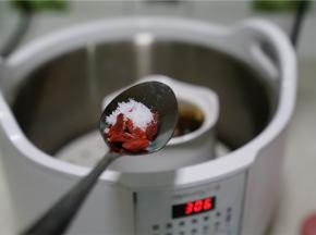 炖好之后加入适量的细盐及枸杞调味就可以。