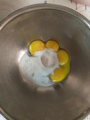 蛋黄加糖打发到微微发白的状态。