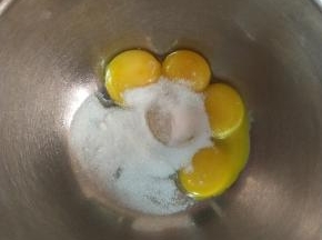 蛋黄加糖打发到微微发白的状态。