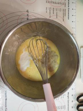 加入酸奶，香蕉，油拌匀。