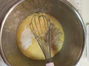 加入酸奶，香蕉，油拌匀。