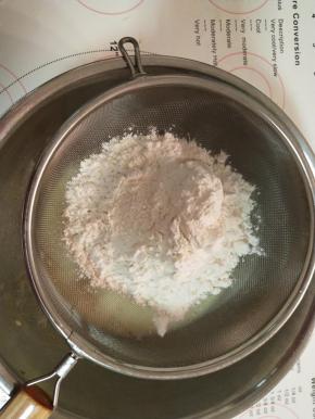 加入过筛的低粉。