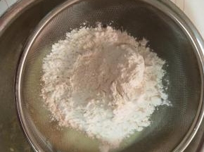 加入过筛的低粉。