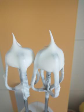 细砂糖分3次加入蛋白中打发到尖勾的状态。