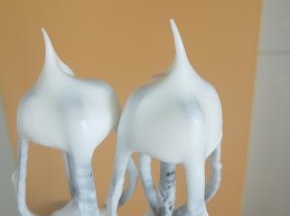 细砂糖分3次加入蛋白中打发到尖勾的状态。