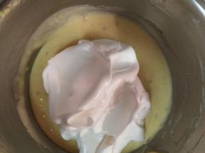 蛋白分两次与蛋黄糊混合。