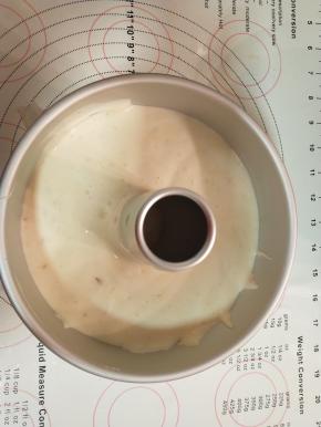 倒入学厨7寸加高模具中，震出气泡。