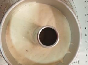 倒入学厨7寸加高模具中，震出气泡。