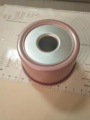 出炉震出热气，倒扣放凉。