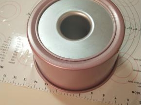 出炉震出热气，倒扣放凉。