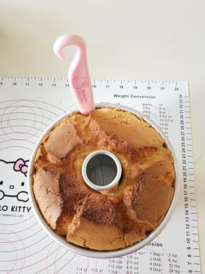 脱模刀或者手将蛋糕脱模。