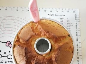 脱模刀或者手将蛋糕脱模。