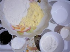 准备食材，奥利奥饼干碎用擀面杖擀成末过筛备用