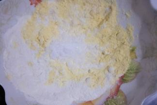 第一部分，玉米面粉，中筋面粉，白糖混合均匀