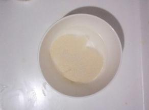 酵母放入水中融化