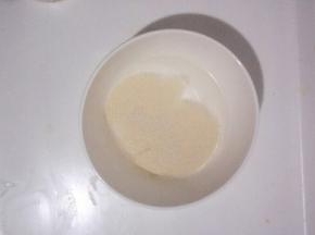 酵母放入水中融化