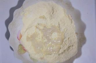 倒入面粉中