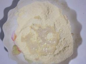 倒入面粉中