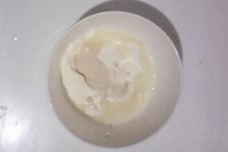 第二部分同样，酵母放入水中融化倒入面粉中