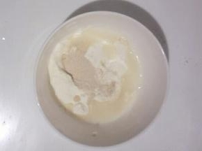 第二部分同样，酵母放入水中融化倒入面粉中