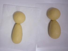 把35克的两个面团揉圆，其余两个大面团揉成水滴状，分别拼接在一起如图