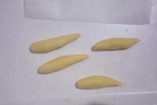 其中8个小面团搓成粗长条.如图