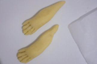 用刮板或刀压出老虎的爪子