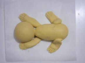 分别粘少量清水粘在相应的位置如图