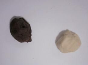 把白色面团一分为二，其中一份与奥利奥饼干碎末混合揉搓均匀，太干可粘少量的清水。