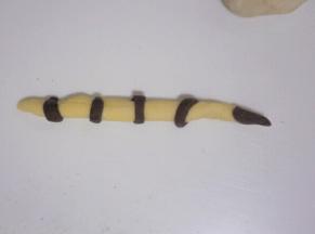 把小面团搓长，把奥利奥面团装饰上即可