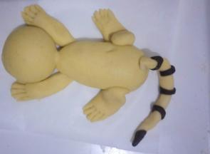 粘少量清水贴在老虎的尾巴处