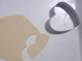 白色面团擀成厚度为1mm的薄饼，用模具压出形状，没有模具的也可以切个半圆形。