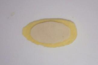 分别擀成长椭圆形，白色擀小一点，重叠白色在上如图