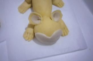 粘少量清水贴在老虎的头部相应位置