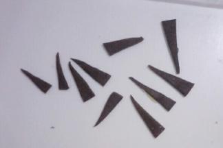 奥利奥面团擀薄，根据老虎身体的宽度切出长三角如图