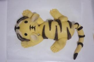 王字和花纹分别粘少量的清水贴在老虎的相应位置，一只老虎就做好啦