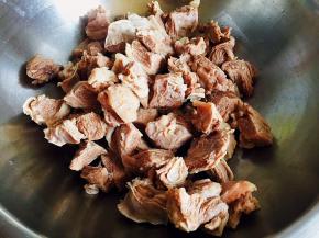 油锅烧热，放牛肉块翻炒片刻