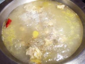 放入除香菜和盐外的所有配料，添水大火烧开转中火，将牛肉煮熟