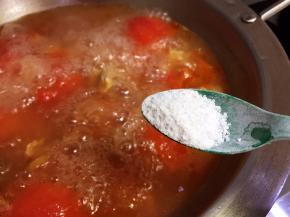 放入切块的西红柿和盐，继续煮约10分钟