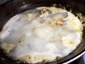 牛肉块凉水下锅，焯水去血沫