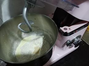 主材料除盐，黄油和黑芝麻粉外按顺序放入厨师机桶，1档搅成团后转2档