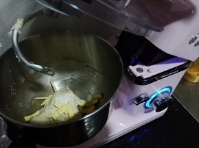 揉至粗膜状态时加入黄油和盐，继续二档搅打