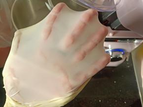 揉至可以拉出薄而韧的手套膜后加入黑芝麻粉揉匀即可