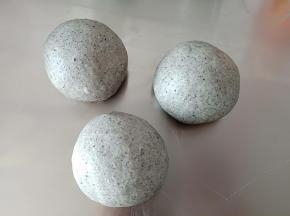 排气后分成均匀的3份，盖保鲜膜松弛15分钟